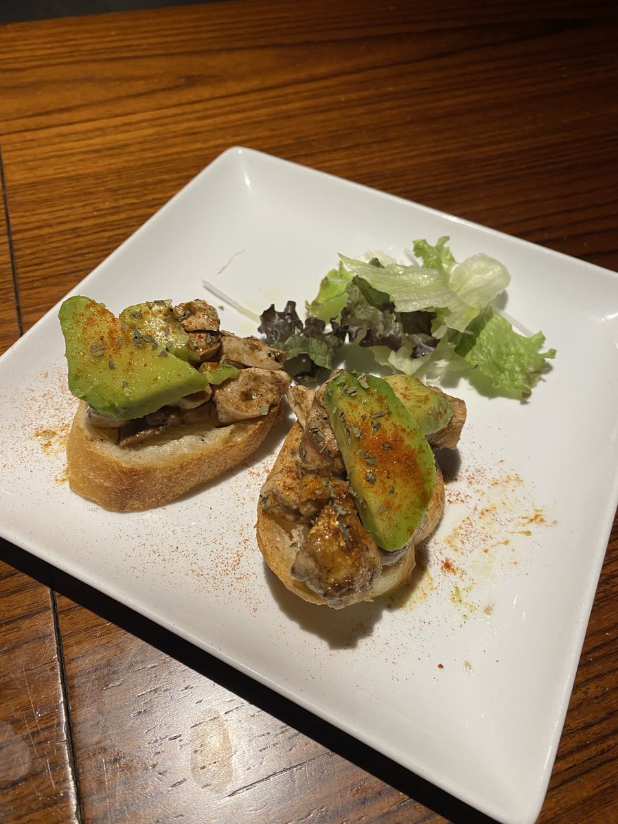 torikushi1975's tweet photo. アボガド🥑と鶏肉炭火焼のブルスケッタ！バルサミコとガーリック🧄が旨い！ https://t.co/IxG5eO6tsm