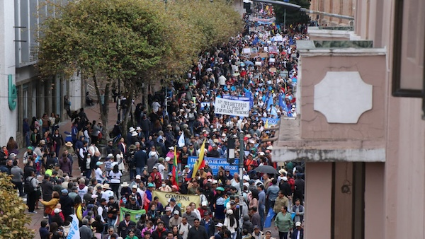 AlbertoAcostaE's tweet photo. Cuenca, con el Quinto Río, sigue haciendo historia
¡NUESTROS PÁRAMOS NO SE TOCAN!
Por Alberto Acosta
“Las guardianas del agua y los centinelas del Macizo del Cajas  saben que, pase lo que pase, mientras exista agua alrededor no harán  falta reyes de cartón ni tesoros de oro. Solo bastará la unidad de las  gotas para convocar, una y otra vez, al Quinto Río de la ciudad de  Cuenca.” 
José Antonio Astudillo Salazar («Cómo volverse una gota de agua») [1]

La minería amenaza las fuentes de agua en Ecuador, un país que cuenta con cuatro veces más agua superficial que el promedio per cápita mundial. Su importancia es reconocida ancestralmente. Eso se expresa a través de comunidades indígenas y campesinas que luchan sin pausa en su defensa; un ejercicio de resistencia que se extiende cada vez más por las ciudades, tal como lo constatamos, hace un año, con la marcha del Quinto Río en Cuenca.

Esta significación del líquido vital se plasmó en la Constitución de Montecristi, que establece el derecho humano al agua como fundamental e irrenunciable. Además, se considera al agua como un bien nacional estratégico de uso público, un patrimonio de la sociedad y un componente fundamental de la Naturaleza, que tiene derechos propios a existir y mantener sus ciclos vitales. La gestión de los recursos hídricos, en el siguiente orden de prelación, se orientará por el consumo humano, el riego que garantice la soberanía alimentaria, el aseguramiento del caudal ecológico del agua (léase el agua como sujeto de derecho) y, por último, las actividades productivas. Mandato constitucional que también prohíbe la privatización del agua.

Pese a que la mayoría del pueblo ecuatoriano aprobó en el año 2008 y ratificó también en las urnas el año 2025 la Constitución de Montecristi, estamos lejos de que se cumplan los mandatos constitucionales, incluyendo la prohibición de la minería en las zonas de recarga hídrica, como los páramos, aprobada en el Mandato Constituyente Minero Nº 6, del 18 de abril del 2008. No solo eso, sin empacho alguno se pisotea los resultados de las consultas populares como las de Girón (2019) y Cuenca (2021), en la provincia del Azuay, en las que, con un voto superior al 80%, se prohíbe la minería en el páramo de Kimsacocha. Algo similar acontece con el irrespeto de la voluntad popular del Distrito Metropolitano de Quito, que bloqueó masivamente la minería en el Chocó Andino (2023).

Los páramos, que representan un ecosistema estratégico y frágil, cubren cerca del 7% del territorio nacional. Su relevancia abarca dimensiones ecológicas, hídricas y climáticas, a más de culturales. Los suelos del páramo poseen una estructura porosa que les permite retener y filtrar masivas cantidades de agua; lo hacen de forma lenta y constante, dando origen al 31% de los ríos en el país; afluentes que proveen agua potable, riego agrícola y energía hidroeléctrica; un 85% del agua potable consumida en Quito proviene directamente de los páramos, para destacar apenas un caso dentro de una larga lista de ciudades que reciben el agua de la misma fuente. Además, los páramos, debido a a sus bajas temperaturas y alta humedad, configuran depósitos de materia orgánica sin descomponer, constituyendo una suerte de almacenes de carbono molecular, lo que evita su inmediata liberación como gases de efecto invernadero. La increíble biodiversidad en flora y fauna de los páramos merece, por igual, un puesto destacado en esta lista de sus potencialidades.

Justamente este patrimonio está amenazado por las empresas mineras, que el gobierno de Daniel Noboa alienta de forma desvergonzada. Con ese fin, se expidió la “Ley Orgánica para el Fortalecimiento de los Sectores Estratégicos de Minería y Energía”, en marzo del presente año, debilitando los controles ambientales, al tiempo que se abre la puerta a la militarización de los territorios para romper la resistencia de las comunidades que lo defienden. A esto se suma el Tratado de Libre Comercio (TLC) recién suscrito con Canadá, que incluye -inconstitucionalmente- el arbitraje internacional para blindar a las inversiones de empresas mineras extranjeras (no solo canadienses), afincadas en ese país. A lo anterior se añade el convenio “Marco para el Aseguramiento del Suministro en la Minería y el Procesamiento de Minerales Críticos y Tierras Raras”, suscrito con Washington, en febrero de este año; así como los múltiples acuerdos de explotación minera con empresas de China. Para completar este cuadro de amenazas se avanza en la reapertura del catastro minero, condición impuesta en el convenio con el FMI.

En la actualidad unas 90 mil hectáreas de páramo ya están concesionadas a la minería. Esta superficie aumentaría de forma muy preocupante si se da paso a la apertura de dicho catastro minero, afectando aún más la conectividad y la regulación hídrica de esos frágiles ecosistemas. Esta realidad se concentra en el sur del país, en donde más del 85% de la superficie de los páramos ha sido concesionada. Solo las concesiones mineras en el Macizo del Cajas superan las 46.000 hectáreas; una situación de mucho cuidado si se considera que allí nacen no solo los principales ríos de Cuenca, sino que también que esos ríos contribuyen para el suministro de agua potable de varias ciudades, así como para el riego en varias regiones de la costa, de la sierra e inclusive de la región oriental.

En este contexto cobra especial importancia la celebración del primer aniversario de la -plural y firme, alegre y creativa- marcha del Quinto Río de Cuenca, realizada el 16 de septiembre del 2025. Ante los sucesivos engaños e incumplimientos gubernamentales, este es un momento para redoblar y ampliar las luchas. Así, la movilización convocada para este próximo miércoles busca la eliminación de todas las concesiones mineras en el páramo de Kimsacocha, para proteger definitivamente el suministro de agua en Cuenca y las zonas de influencia. Pero va más allá. Propone impulsar una campaña que deje libres de minería todos los páramos en el Ecuador.[2]Logro que lo alcanzaremos con una gran minga democrática por la vida, al margen de apetencias electorales y de banderías político partidarias.

Alberto Acosta: Economista ecuatoriano. Ministro de Energía y Minas. Presidente de la Asamblea Constituyente 2007-2008.

Notas:

[1] https://t.co/VUCX7TxQUw

[2] https://t.co/sQ8ylixQjT

https://t.co/7eDqeoS1PT 

https://t.co/U4flLBrv7Y 

https://t.co/9gRq7qEj9Q 

https://t.co/P5dO4DKsBY 

#YoMarchoXelAgua #ElQuintoRíoNoSeDetiene #Cuenca #QuimsacochaNoSeToca #KimsacochaNoSeToca #KimsacochaResiste #DerechosDeLaNaturaleza #AguaSiMineríaNo #PáramosLibres #NoALaMinería #Quimsacocha #Kimsacocha #QuintoRío

@ravila67 
@conflictominero 
@PactoSur 
@iglesiaymineria 
@LeonidasIzaEc 
@ecuarunari_ofic