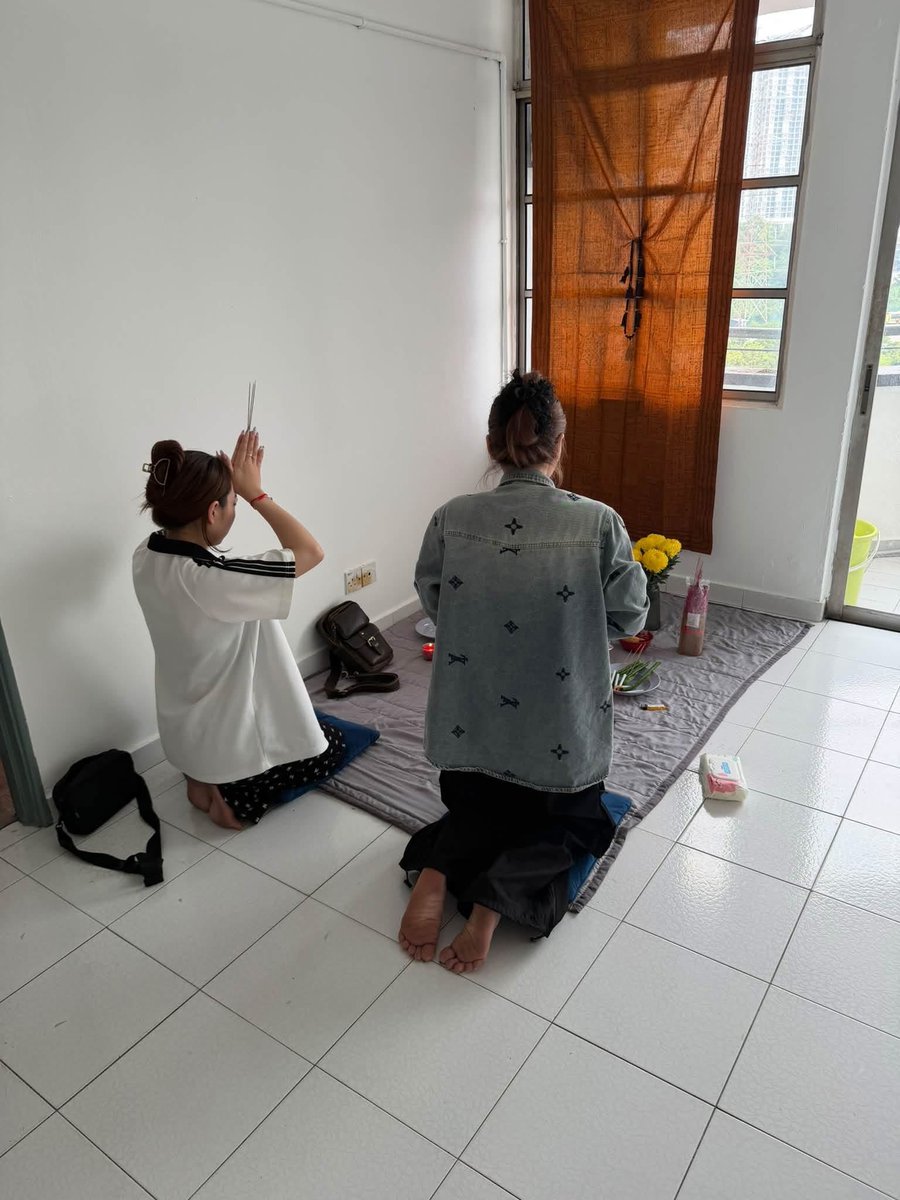 krumunichan's tweet photo. Cúng nhà cho khách ở Malaysia https://t.co/Q4JL11tDpn