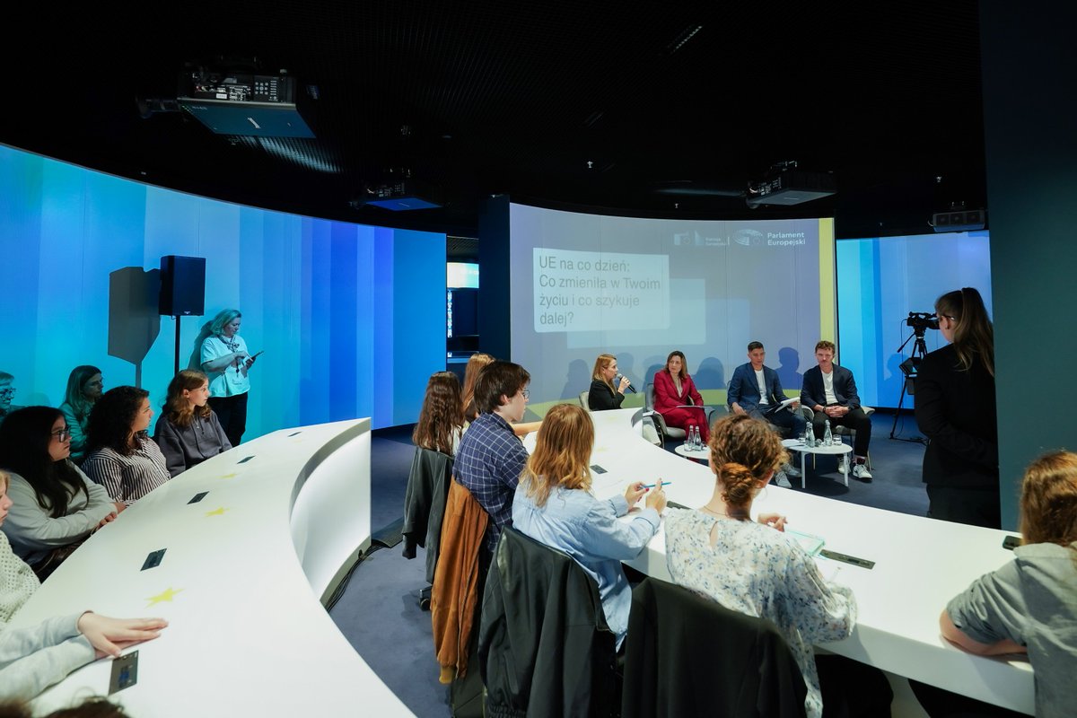 KatarzynaSmykEU's tweet photo. Za nami gorąca debata młodzieży i twórców o #SOTEU, a w niej geopolityka, bezpieczeństwo, konkurencyjność, platformy internetowe, ceny energii i metale ziem rzadkich🧐. Młodzi stawiają na silną UE! Duże zainteresowanie zapowiedzianym na jutro #KidsAct. Stay tuned! 🇪🇺🇵🇱 https://t.co/jrRE2SJBlx