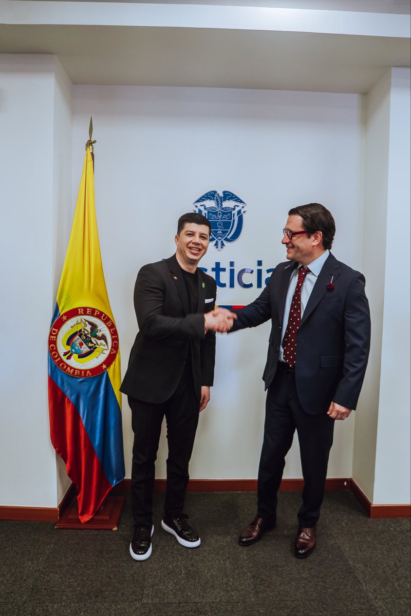 GustavoMoreno__'s tweet photo. Las personas privadas de la libertad deben estar trabajando y resocializándose, no delinquiendo desde las cárceles. Esa ha sido nuestra lucha desde el Senado.

Hoy presentamos nuestros proyectos de ley para acabar con el ocio y enfrentar el delito que se sigue cometiendo desde los centros penitenciarios.

Nos reunimos con el ministro de Justicia, Iván Cancino, para presentarle estas iniciativas y trabajar en un mismo propósito: transformar el sistema carcelario colombiano. 

📍Ley Cárceles Productivas
📍Ley Cero Ocio 
📍Ley Carceles privadas 
📍Ley Carceles Regionales