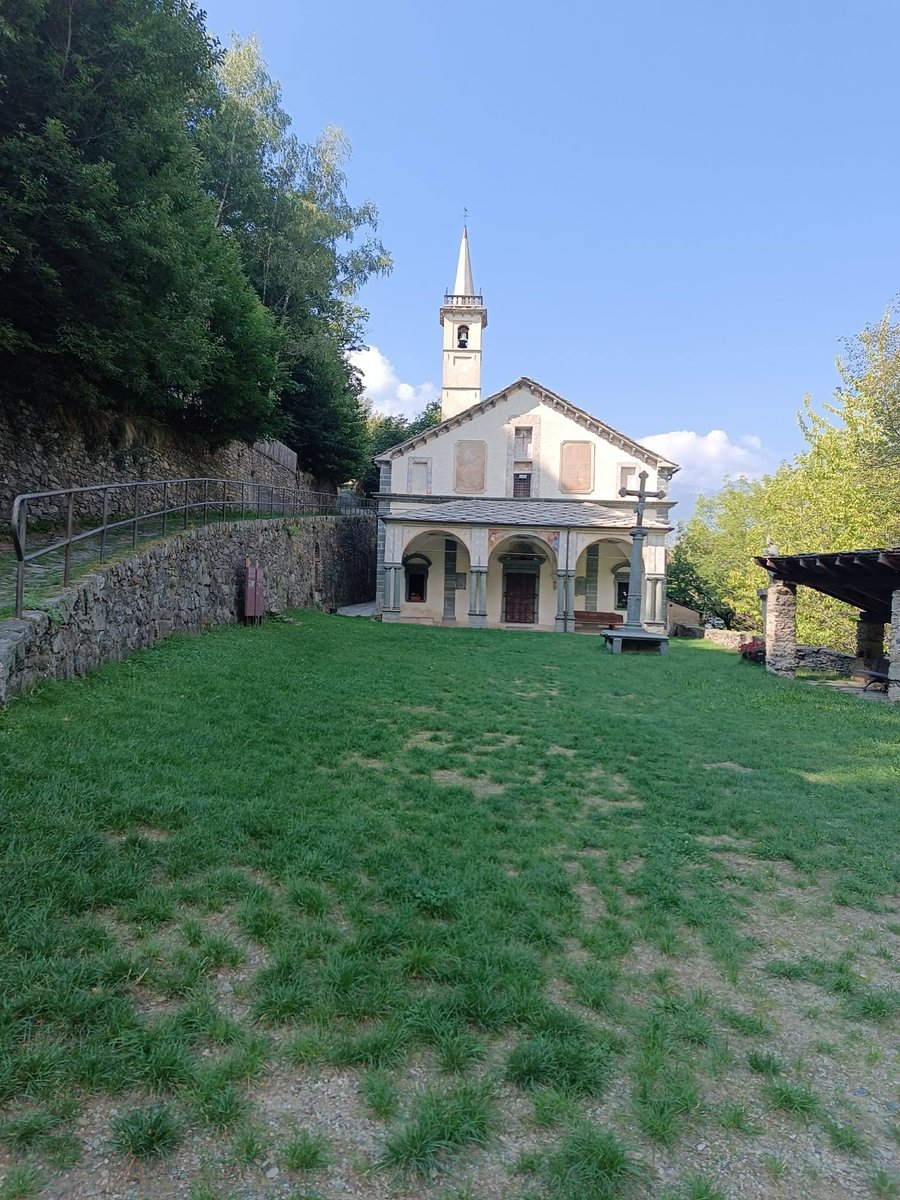 ScheggediPoesia's tweet photo. Tempo di ...
La #poesia dei luoghi,
immerso fra i boschi di castagno,
un dolce sentiero per arrivarci,
secoli di storia custoditi al suo interno.
Così è per il Santuario della Madonna delle Nevi di #Machaby, soprattutto #Arnad (AO). https://t.co/0ttxnXoco3