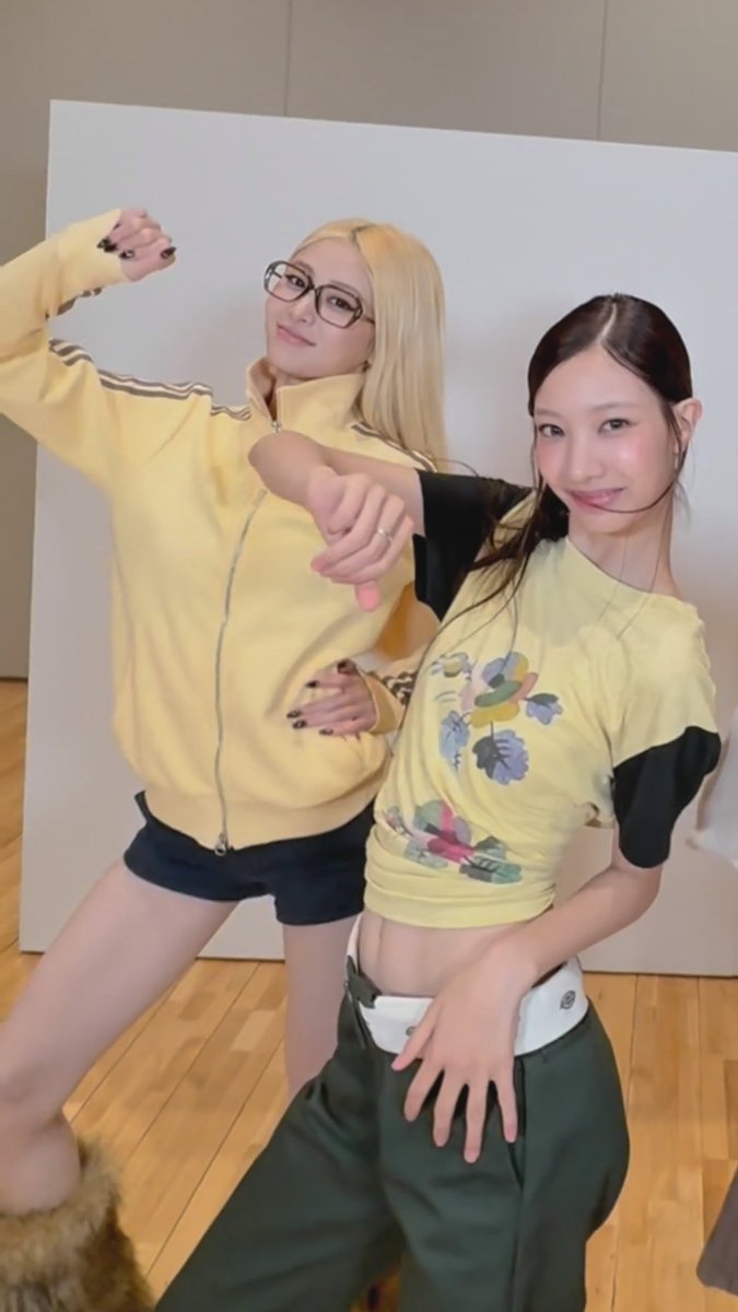WithPJihyo's tweet photo. WAIT Yunjin (Jihyo's twin) with Seoyeon (Jihyo's actual real baby sister)... crying they are even both wearing yellow 😆 https://t.co/I32iTQzK2h