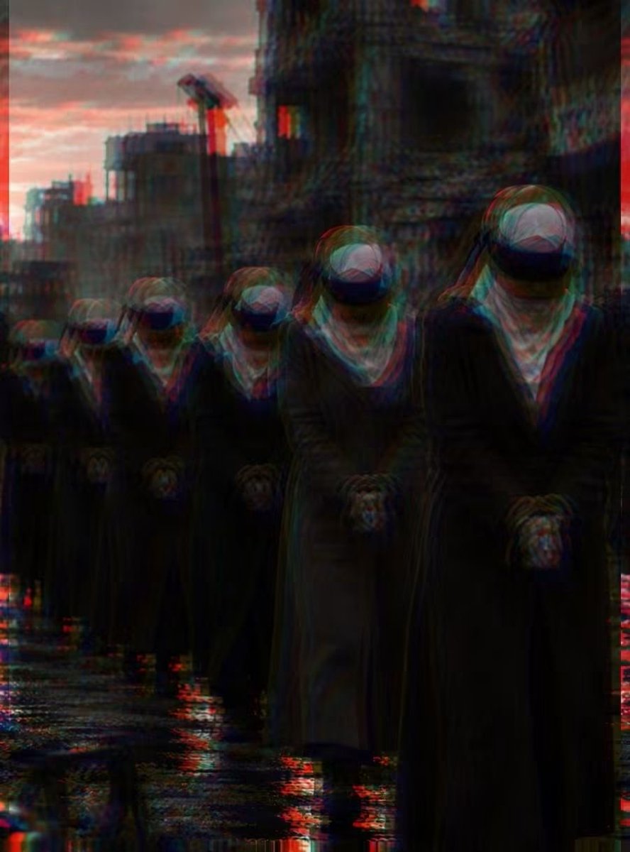mohammad_shazar's tweet photo. لأول مرة رح احكي هالشي
شفت فيديوهات أمجد يوسف كلهم، شفتهم كذا مرة وعدتهم مرات عديدة ودققت بكل فيديو من الفيديوهات الفظيعة تبع أمجد... طبعا شفتهم بعد ما اكتشف حسان عباسي موضوع الفيديوهات وشافهم عن طريق المنظمة بأوروبا...

أكتر مشهد قهرني وكسرني وربطلي لساني وعملي أزمة نفسية، هو المقطع اللي فيه سيدات محجبات بيجيبهن أمجد بالسرفيس على نفس الحفرة الشهيرة بحي التضامن، وبيسحب وحدة ورا التانية من السرفيس وبيــعــدمـ.ـهن وحدة ورا التانية.

المشهد هاد كان قاسي جداً، لأن فيه سيدات صاروا يترجوه لأمجد انه يتركهن، ولكن كان رده عليهن بشكل قاسي جدا..

فيه وحدة صارت تقله الله يوفقك تركني، قام قلها تعي لهون ولي شر*** بعدها شال حجابها بإيده ورمـ.ـاها بالحفرة وأطـ.ـلق عـ.ــليها.

منظر السيدات بالـحــفرة كيف كلهن فوق بعض كان قاسي لدرجة بتحس انه مو حقيقي من وحشــ.ــية المشهد.

وعلى فكرة الحفرة طلعت فيها طبقات عديدة من البشر، يعني كان يعبيها ناس ويرجع يحرق وينضف ويرجع يجيب ناس دفعة جديدة... كان مشهد الحفرة بكل مقطع مختلف عن التاني، وبكل مقطع ناس ووجوه جديدة بالحفرة.

كل مرة بشوف المقاطع تبع أمجد بتأكد انه كان فيه منظومة متكاملة متفقة على هالطريقة والنهج تبع أمجد.

أما بخصوص مقطع أطـــ.ـفال الدكتورة رانيا العباسي، راح احكي عنه بشكل مفصّل.

تامر تركماني