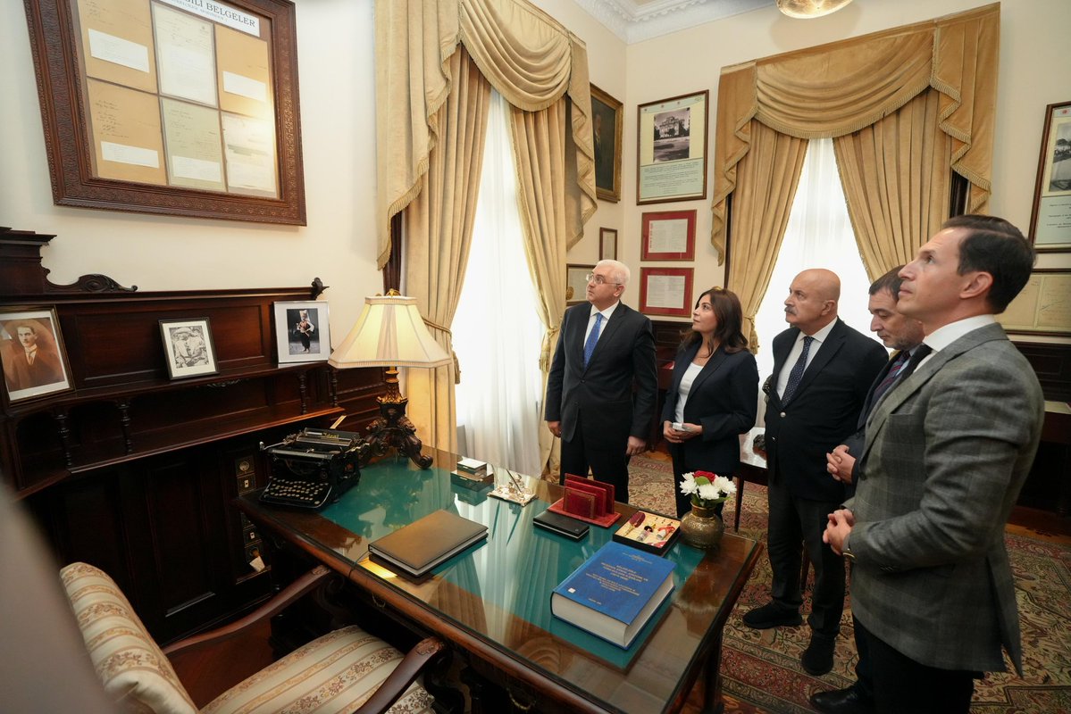 rtukkurumsal's tweet photo. Üst Kurul Başkan Vekilimiz ve BRAF Genel Sekreteri Dr. Deniz GÜÇER, Üst Kurul Üyelerimiz Orhan ÖZDEMİR ve Dr. Necdet İPEKYÜZ ile RTÜK Başkan Yardımcımız Dr. Deniz GÜLER, BRAF 13. Yıllık Toplantısı programı kapsamında T.C. Sofya Büyükelçiliğimizi ziyaret etti.

Heyetimizi kabul eden Sofya Büyükelçisi Mehmet Sait UYANIK’a nazik ev sahipliği dolayısıyla teşekkür ederiz.

@OOzdemir06 @IpekyuzNecdet @deniz_guler @TC_SofyaBE