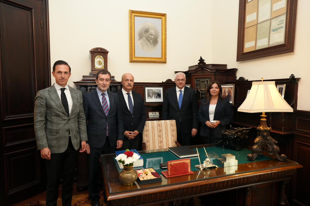 rtukkurumsal's tweet photo. Üst Kurul Başkan Vekilimiz ve BRAF Genel Sekreteri Dr. Deniz GÜÇER, Üst Kurul Üyelerimiz Orhan ÖZDEMİR ve Dr. Necdet İPEKYÜZ ile RTÜK Başkan Yardımcımız Dr. Deniz GÜLER, BRAF 13. Yıllık Toplantısı programı kapsamında T.C. Sofya Büyükelçiliğimizi ziyaret etti.

Heyetimizi kabul eden Sofya Büyükelçisi Mehmet Sait UYANIK’a nazik ev sahipliği dolayısıyla teşekkür ederiz.

@OOzdemir06 @IpekyuzNecdet @deniz_guler @TC_SofyaBE