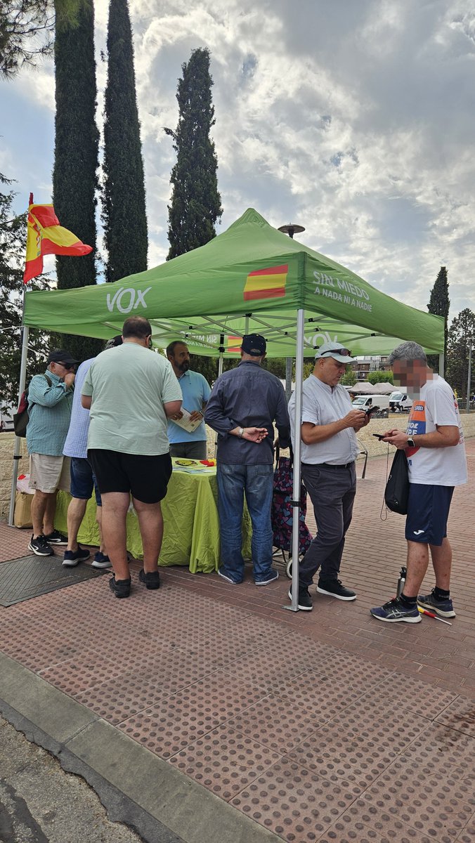 vox_sanse's tweet photo. En nuestra mesa informativa en Sanse, los vecinos confirman que Ceuta importa. ¡Mucho apoyo a la moción que llevamos mañana al Pleno! Gracias por defender la unidad de nuestra nación con nosotros. 💪🇪🇸

#Sanse #VoxSanse #Ceuta https://t.co/2uEfVHo3Em