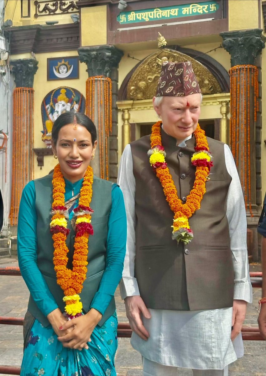 ashika71's tweet photo. हे भोलेनाथ ! हजुर जस्तै अर्को भोले लाई हजुर को ढोका सम्म ल्याएको छु 😊 https://t.co/mBGx05xQn7