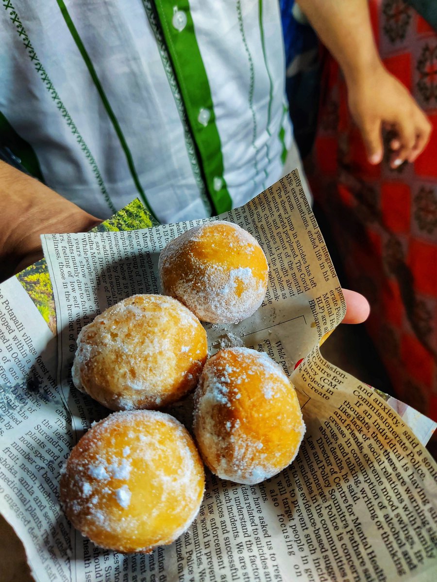 AshishM78745101's tweet photo. A common scene at every festival Mela here in #Odisha. Small doughnut or ball shaped, deep fried in a large wok, and then served garnished with sugar based powder famously referred as "Mathura Cake" https://t.co/zm9n5WRAVF
