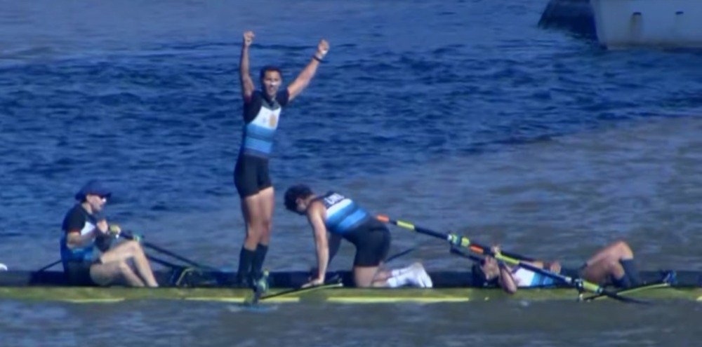 ElEspectadorUy's tweet photo. ¡ORO PARA URUGUAY! 🥇🇺🇾

El equipo uruguayo conformado por Luciano García, Marcos Sarraute, Leandro Rodas y Martín Zócalo ganó la final de Cuatro Remos Largos sin Timonel y sumó otra medalla para el país. https://t.co/ecI7ZXW9tc