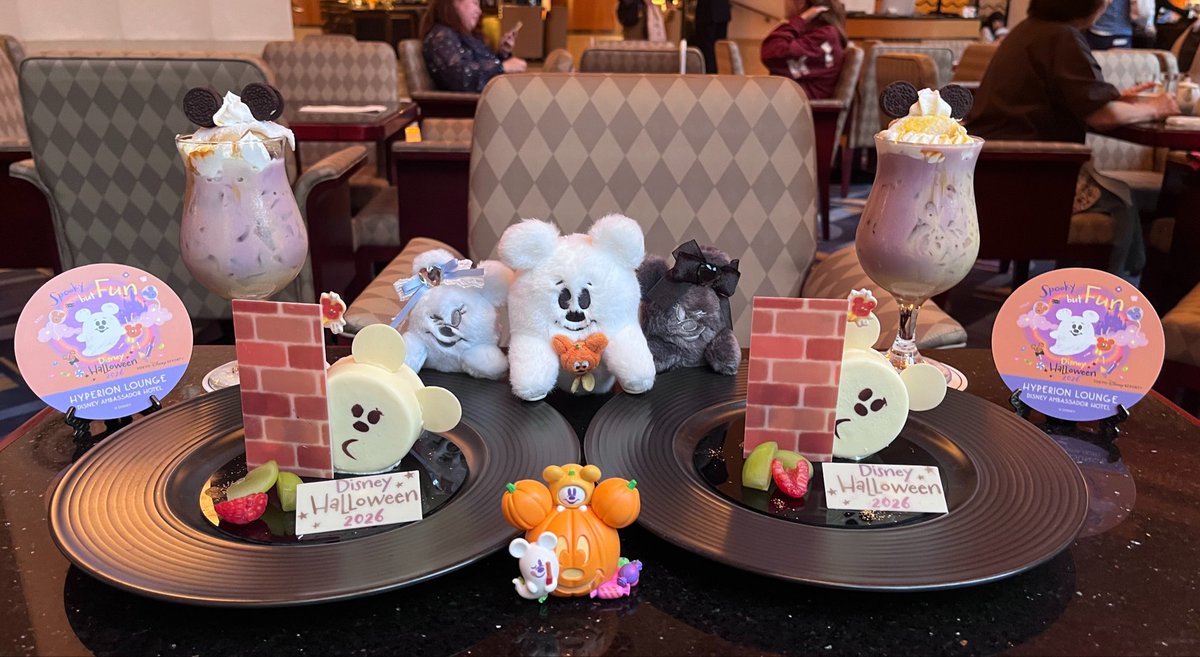 12maki05's tweet photo. ハイピリオン・ラウンジ
『＂ディズニー・ハロウィーン＂ケーキセット＆スペシャルドリンク』

仕事終わりにハイピへ🚃💨
最近仲良くなったFFさんをお誘いし、一緒に行ってきました🍰
スペシャルドリンクかなり好きな味でした🍹
ケーキは特にブラウニーが美味しかった✨
おばけちゃんかわいい👻💕 https://t.co/70cujvBQvm
