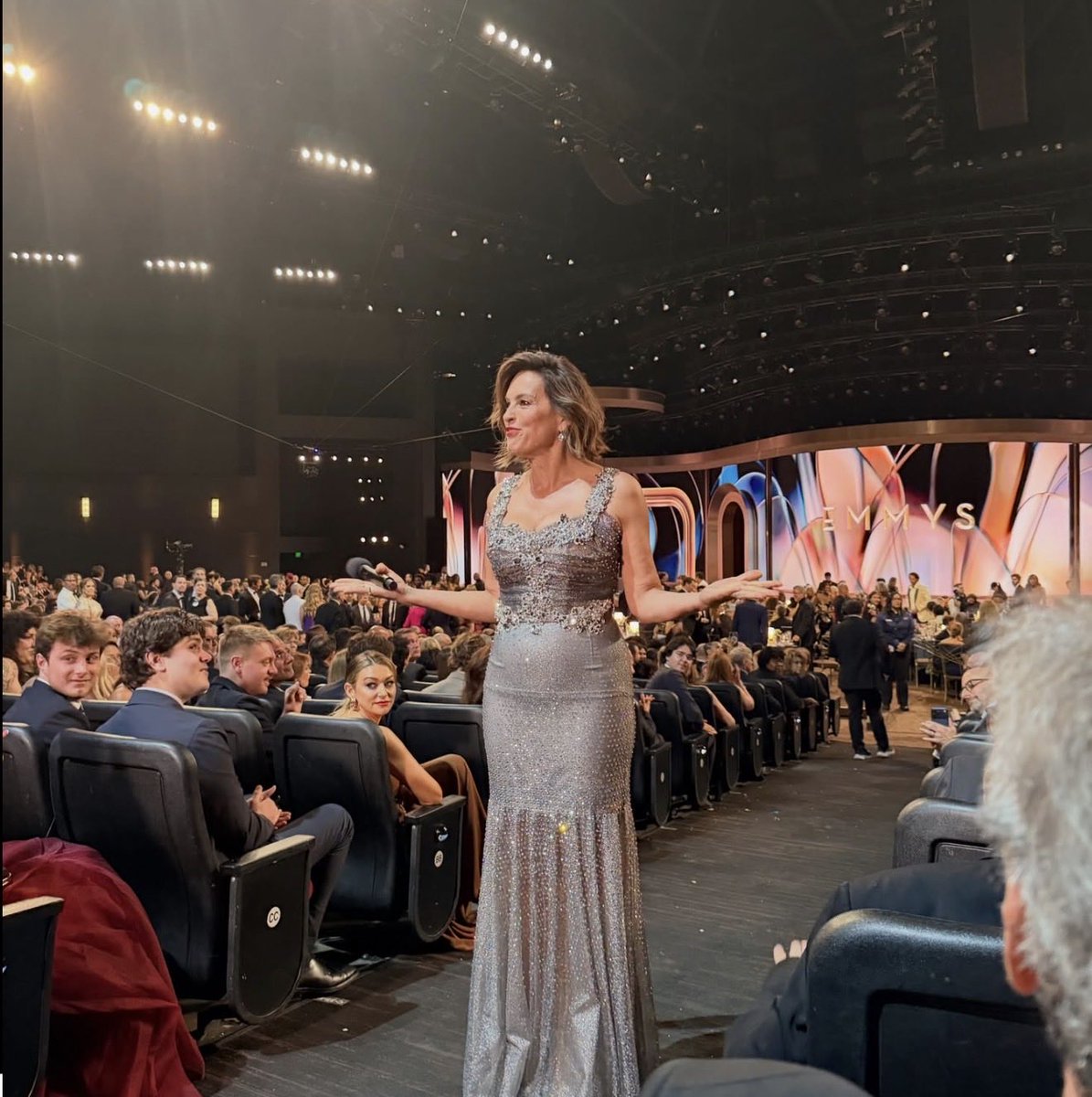 iBrenduPerez's tweet photo. A photo from the #Emmys taken from the audience on a phone, and Mariska still looks absolutely radiant I just love this 🤍✨ https://t.co/WCnCkvwDOM