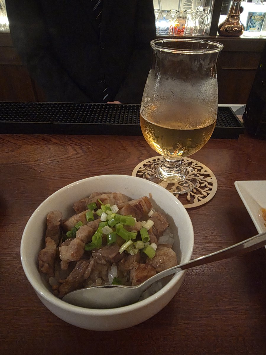 mogu70p's tweet photo. 昨日は紅櫻のイベントで出逢った方のBarに
台湾イベントやっていたのて、ジンは飲まずに台湾ビールとKAVALANハイボールをしこたま頂きました、、、 https://t.co/f2AnV8vKtb