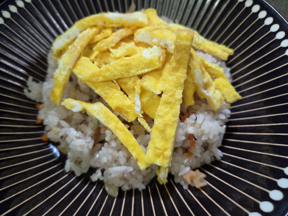 aira_ram's tweet photo. 今日の晩ごはん、ちらし寿司、厚揚げと小松菜の煮浸し、お吸い物。錦糸卵は諦めました。煮浸しはAIで生成しました。(レシピを)
おいしかった。 https://t.co/zltPaNFVD9
