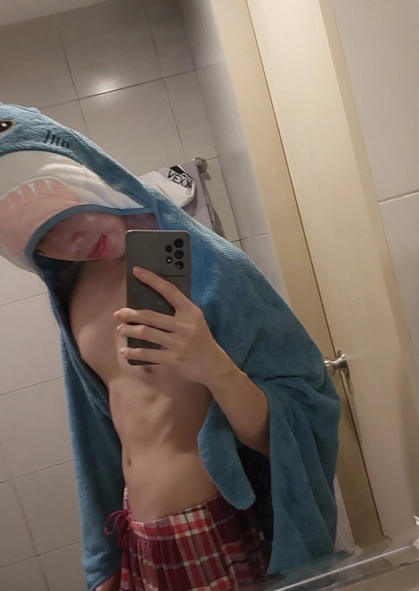 Ccho_sn's tweet photo. Me in public                Me in my room https://t.co/4cHv40pD7N