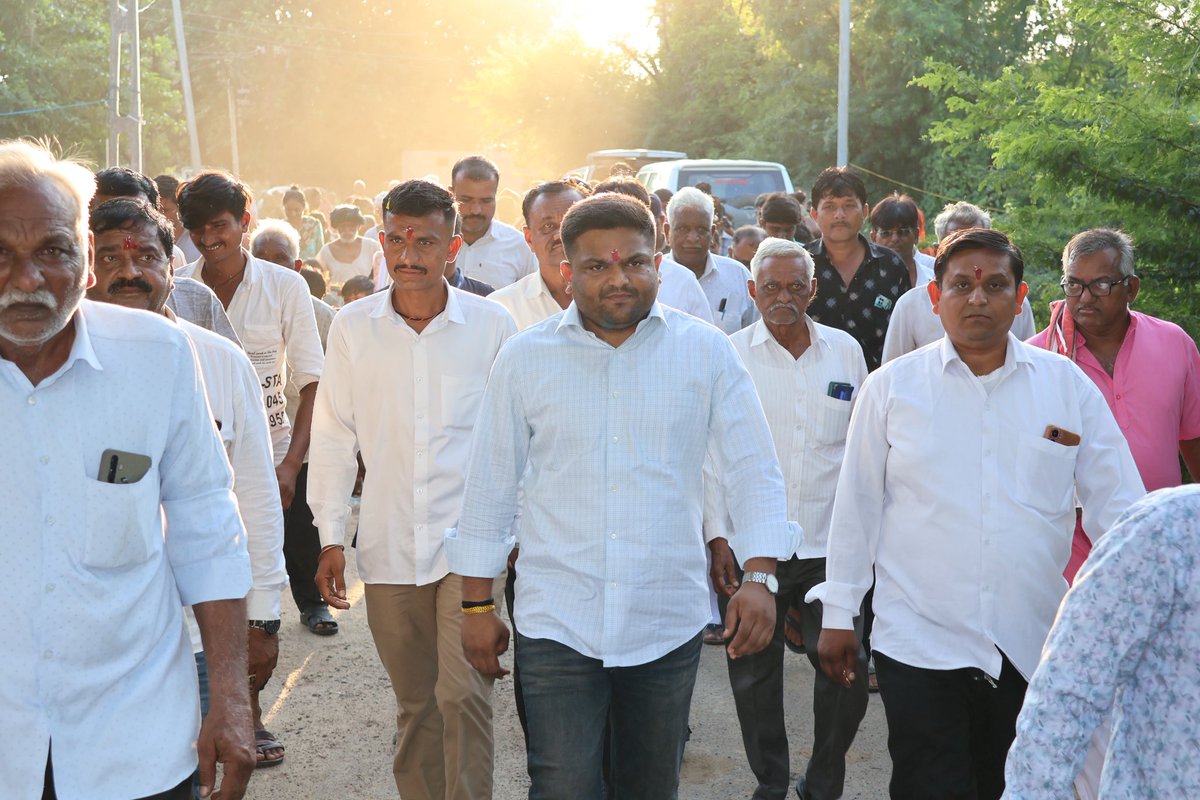 HardikPatel_'s tweet photo. आज मांडल तहसील के शीणज और कानपुरा गांव में कुल ₹4.17 करोड़ के विकास कार्यों का भूमिपूजन कर विकास कार्यों को गति प्रदान की गई।

शीणज गांव में ₹2.65 करोड़ की लागत से एप्रोच रोड का निर्माण किया जाएगा, साथ ही ₹67 लाख की लागत से शीणज–कानपुरा सड़क का निर्माण होगा।

विरमगाम विधानसभा के सीमावर्ती गांव कानपुरा में ₹15 लाख की लागत से 50 हजार लीटर क्षमता की पानी की टंकी बनाई जाएगी। वहीं, कानपुरा गांव के एप्रोच मार्ग पर ₹10 लाख की लागत से आरसीसी सड़क का निर्माण किया जाएगा और ₹60 लाख की लागत से कानपुरा–डेडाणा सड़क का निर्माण होगा।

इन विकास कार्यों के पूर्ण होने से दोनों गांवों के नागरिकों को सड़क और पेयजल सहित आवश्यक बुनियादी सुविधाओं में और बेहतर सुविधा प्राप्त होगी।

इस अवसर पर बड़ी संख्या में उपस्थित दोनों गांवों के ग्रामजनों के साथ संवाद किया तथा उनकी आवश्यकताओं एवं समस्याओं को लेकर भी चर्चा की।