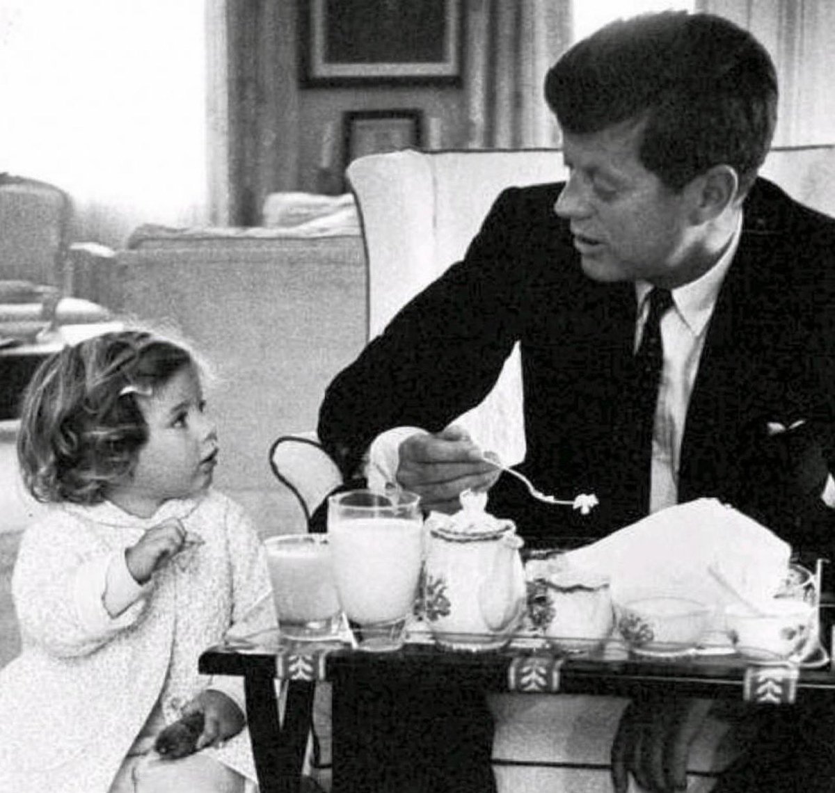 JFK_MEMORIESS's tweet photo. John F. Kennedy shares a breakfast meeting with his daughter Caroline in 1961. https://t.co/RYbLalfIdi