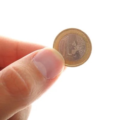 updatecharts's tweet photo. Kim Kardashian recebeu 1 EURO de indenização pelo assalto à mão armada que sofreu na capital francesa em 2016.

A decisão atende ao pedido da própria, que exigiu apenas a quantia simbólica como reparação. https://t.co/JvhDvT0ZAC