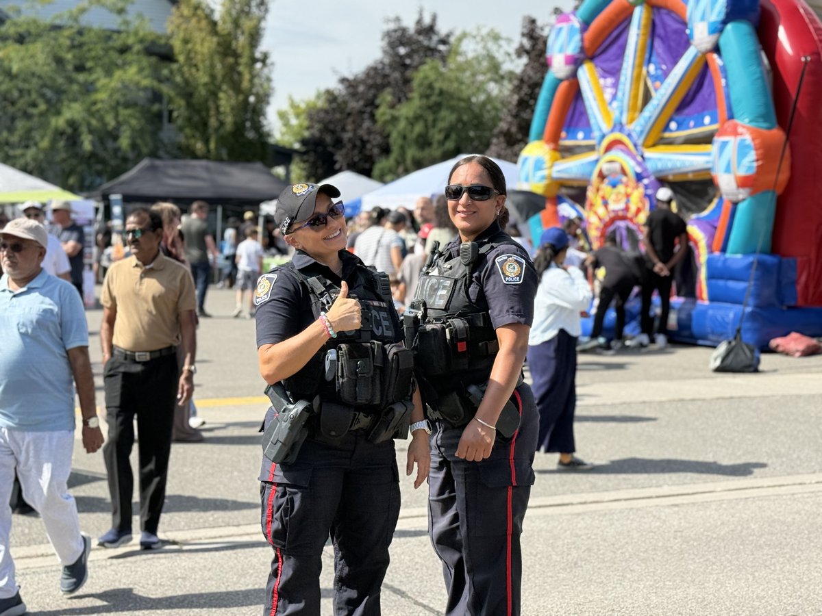 HRPS_Comm's tweet photo. At HRPS, connection, transparency and respect are at the core of community policing. By deepening relationships with those we serve, together we build trust and strengthen public safety.

📸 Our 2 District CMB Team at the Oak Park Neighbourhood Centre’s Annual Fall Fair. https://t.co/wyKW3VRp4w