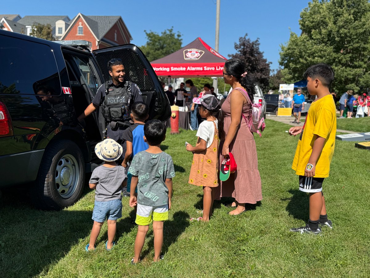 HRPS_Comm's tweet photo. At HRPS, connection, transparency and respect are at the core of community policing. By deepening relationships with those we serve, together we build trust and strengthen public safety.

📸 Our 2 District CMB Team at the Oak Park Neighbourhood Centre’s Annual Fall Fair. https://t.co/wyKW3VRp4w