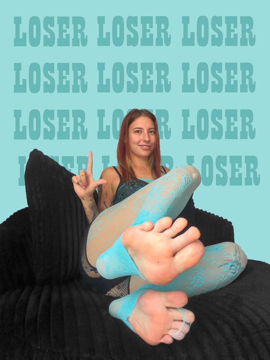 ElektraToess's tweet photo. It’s honestly so pathetic how a simple hand gesture can make a loser like you so weak😂

Perfect POV for a LOSER like YOU🫵🏼 https://t.co/oaXraA70W4