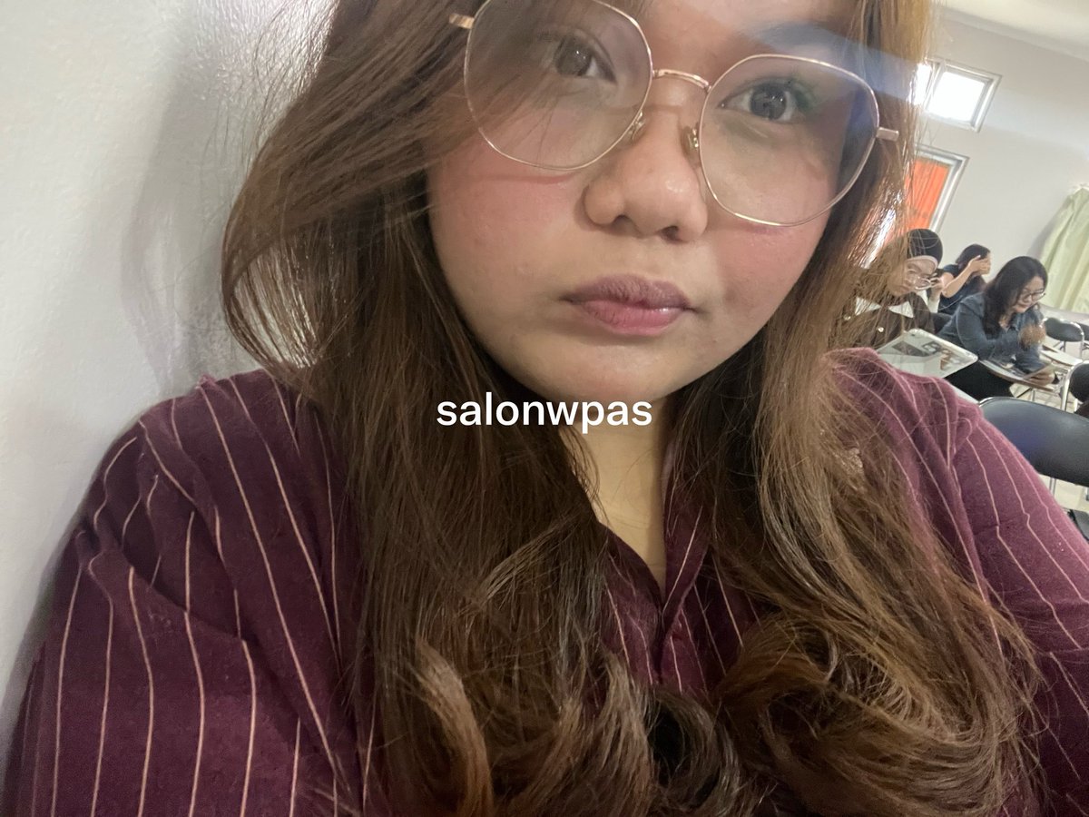 salonwpas's tweet photo. trying to use my kacamata lagi krn sadar smartboard udah ga keliatan…?  (iya ini foto tadi pagi) https://t.co/fbp0OmWAh9