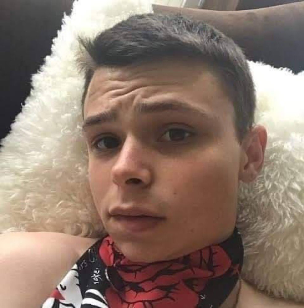 austinyoung62's tweet photo. Hey 👋 what will you do too me if I was on ur bed rn https://t.co/DiZ7QEvOWL