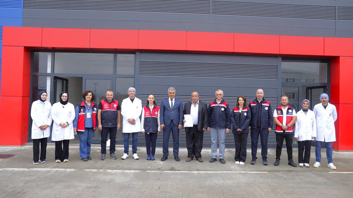 KastamonuTRM's tweet photo. 🥛 Kastamonu’da Süt İşleme Tesisine Onay Belgesi Takdim Edildi

İl Müdürümüz Ahmet Kılıç ve beraberindeki heyet, Seydiler ilçemizde faaliyete başlayan süt işleme tesisini ziyaret etti.

Günlük yaklaşık 250–300 ton süt işleme kapasitesine sahip tesiste; kaşar peyniri, eritme peyniri, yöresel peynir çeşitleri, tereyağı ve lor üretimi gerçekleştirilirken, beyaz peynir, yoğurt ve ayran gibi ürünlerin de üretim programına alınmasına yönelik çalışmalar yürütülüyor. İşletmenin çiğ süt ihtiyacının Kastamonu ve çevresindeki üreticiler, kooperatifler ve süt çiftliklerinden karşılanması planlanıyor.

Ziyaret kapsamında işletmenin Onay Belgesi, İl Müdürümüz Ahmet Kılıç tarafından işletme yetkilisine takdim edildi.

İl Müdürümüz Ahmet Kılıç, bölgemizde üretilen sütün ilimizde işlenerek katma değerli ürünlere dönüştürülmesinin; üreticilerimizin desteklenmesi, yerel üretimin güçlendirilmesi ve tarıma dayalı sanayinin gelişmesi açısından büyük önem taşıdığını ifade etti.

İlimiz hayvancılığına, süt üreticilerimize ve tarıma dayalı sanayimize önemli katkılar sunması beklenen yatırımın Kastamonu’muza hayırlı olmasını diliyoruz. 🐄🥛 @TCTarim @GidaveKontrolGM @ibrahimyumakli