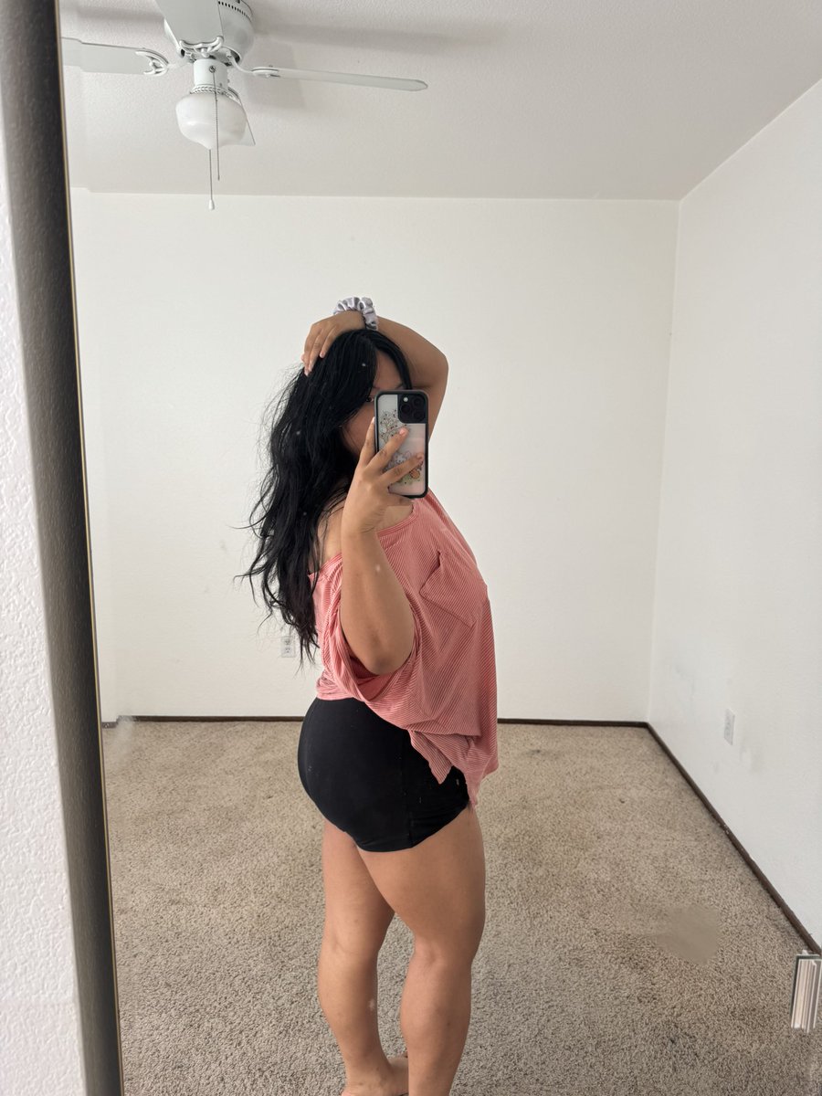 notmangomami's tweet photo. hair messy, mirror dirty :p https://t.co/lq3AcSS6qV