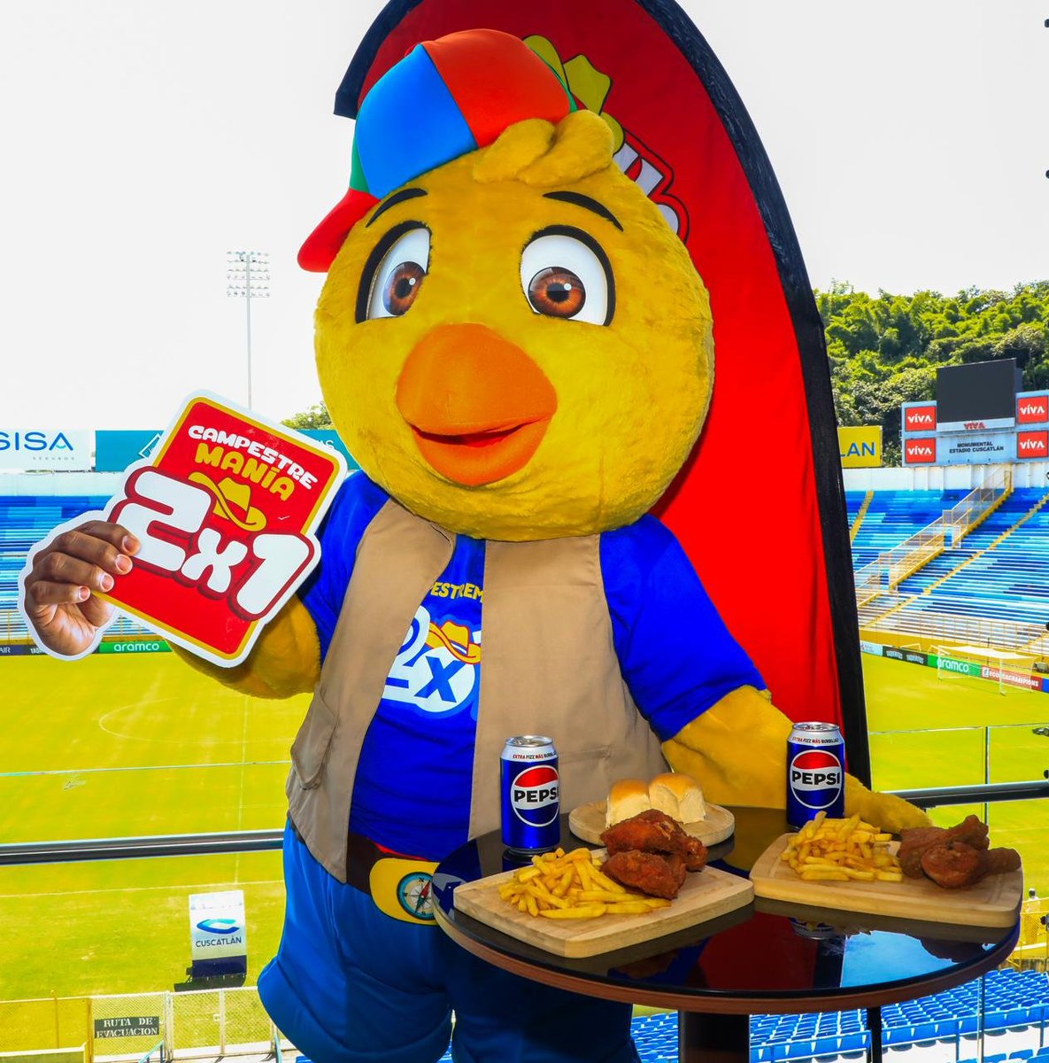 DeDeporte_ES's tweet photo. #DeDeportes | Pollo Campestre dio a conocer su nueva promoción «Campestremanía 2x1», con el árbitro mundialista Iván Barton, como imagen principal. 

Fotos/ Guillermo Martínez https://t.co/fh87XtPOzY