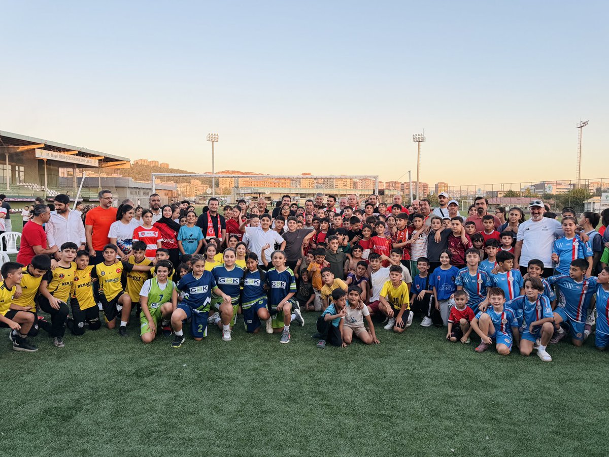 BBozgeyik_27's tweet photo. Gaziantep Amatör Spor Kulüpleri Federasyonumuzu; GBB Başkan Vekilimiz Halil Uğur ve GSB İl Müdürümüz Numan Nafiz Şahin ile ziyaret ettik.

Kulüp yöneticilerimiz, antrenörlerimiz ve sporcularımızla amatör sporun geleceğine dair önemli istişarelerde bulunduk.

ASKF Başkanımız Ömer Alper Köroğlu ve yönetimini tebrik ediyor, başarılar diliyorum. Misafirperverlikleri için teşekkür ediyorum. 🇹🇷🏆
@RTErdogan 
@halilugur1971 
@Numannafizsahin 
@oalperk 
#Gaziantep