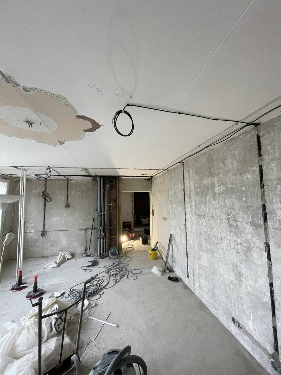 JedelskyKubenka's tweet photo. „Ještě jeden kabel a máme hotovo.“ – slavná věta, která nikdy neplatí. #eletnany #jedelskykubenka #elektrikarina #elektro #rekonstrukce #stavba #rekonstrukcebytu #rekonstrukcedomu #stavim #stavime #remeslo #remeslnici #ceskeremeslo #elektrina #kabely #rozvody #silnoproud https://t.co/IcDIE7dEBi