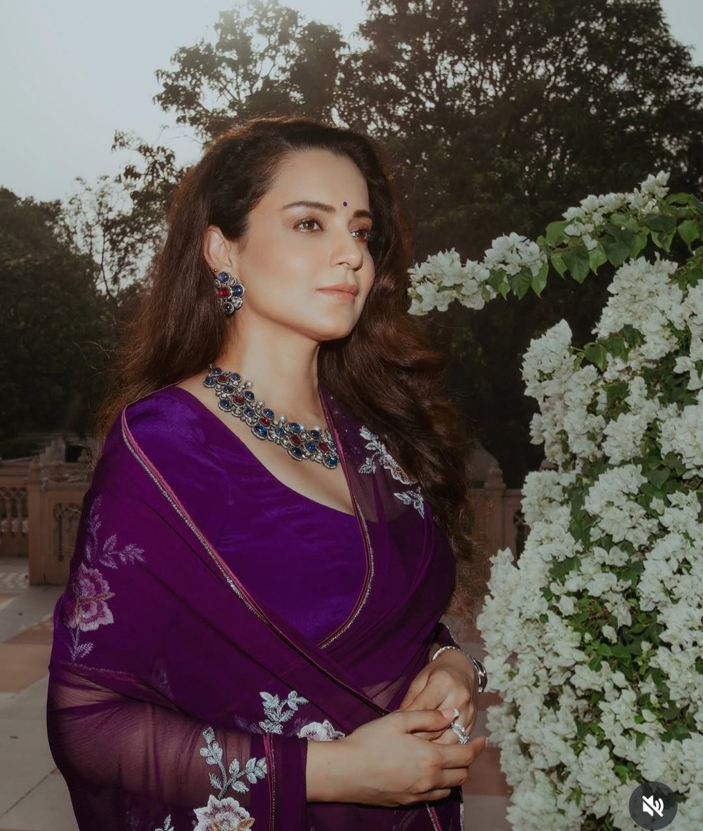 Krupss_kd's tweet photo. Did #Kareena take inspiration from #Kangana ?? #Rani #Queen @KanganaTeam #Kanganaranaut #Kareenakapoor #Bebo #Modi #Srk #Upi https://t.co/TFIqjAzlmw
