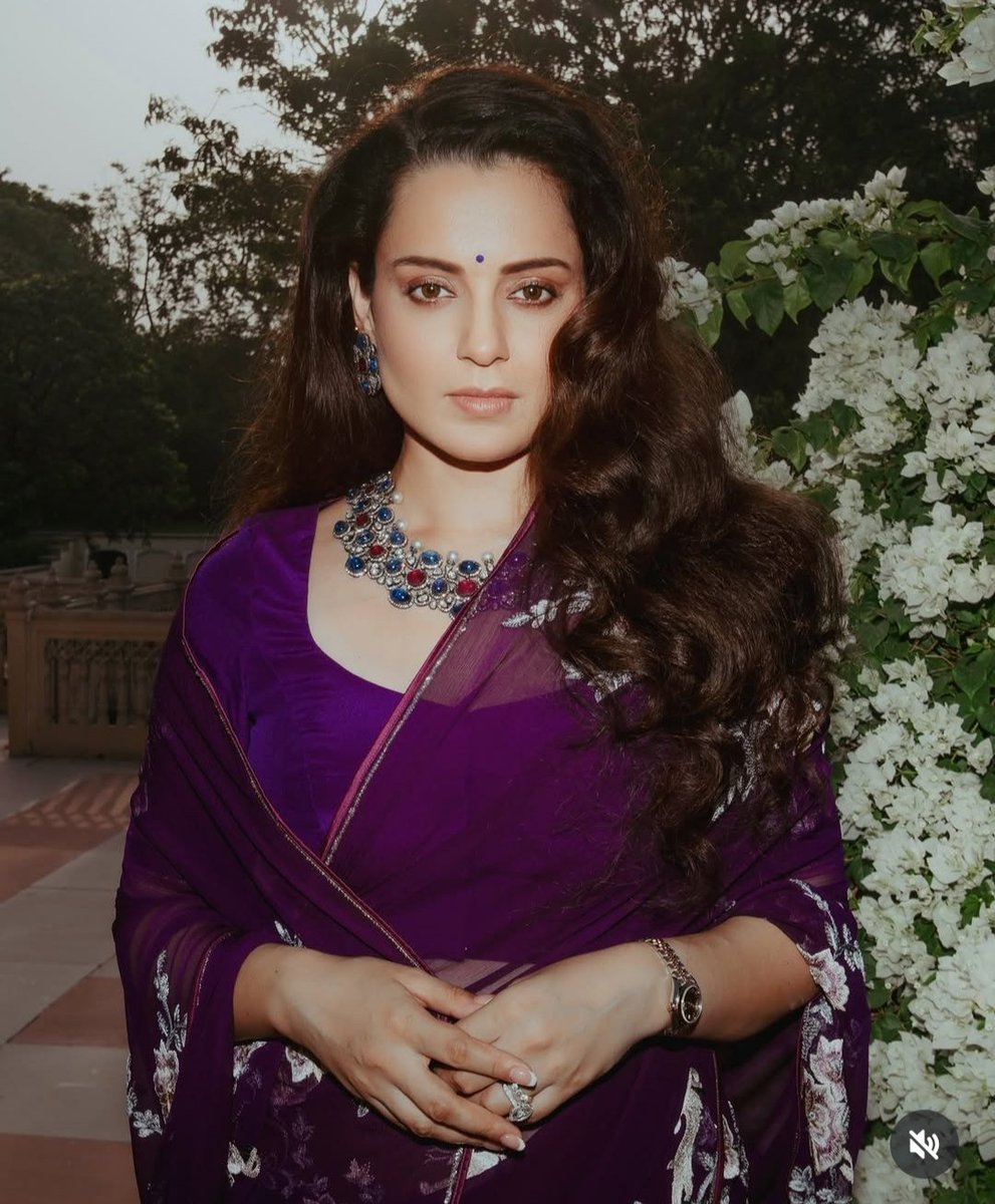 Krupss_kd's tweet photo. Did #Kareena take inspiration from #Kangana ?? #Rani #Queen @KanganaTeam #Kanganaranaut #Kareenakapoor #Bebo #Modi #Srk #Upi https://t.co/TFIqjAzlmw