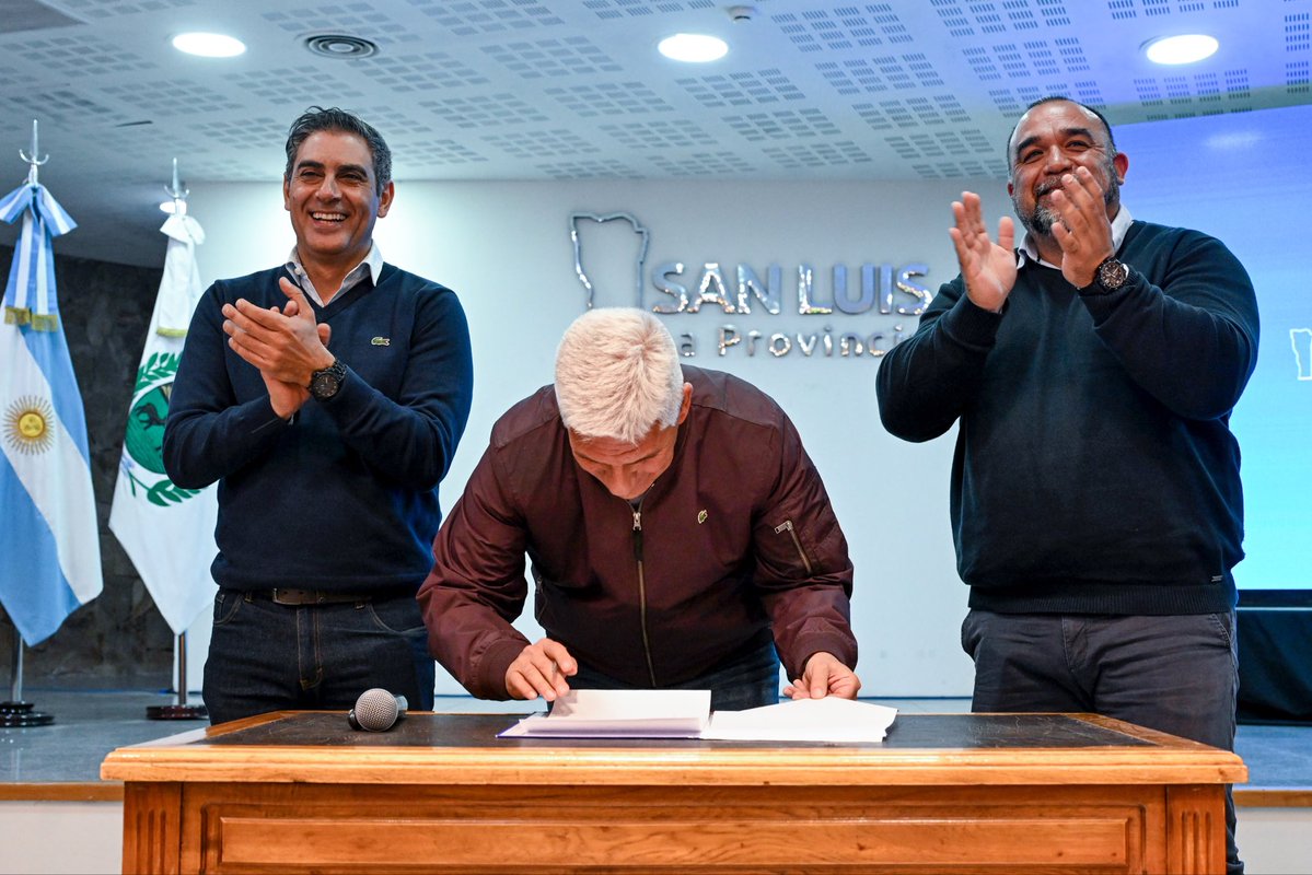 claudiojpoggi's tweet photo. Más VIVIENDAS. Hoy, en un emotivo Acto en el Salón Blanco de la Casa de Gobierno, firmé el Llamado de Licitación para la construcción de 750 nuevas VIVIENDAS para las Ciudades de San Luis y Villa Mercedes. Más VIVIENDAS, más FAMILIAS con acceso a la casa propia y más TRABAJO para los trabajadores de la construcción. Muy emotivo !!