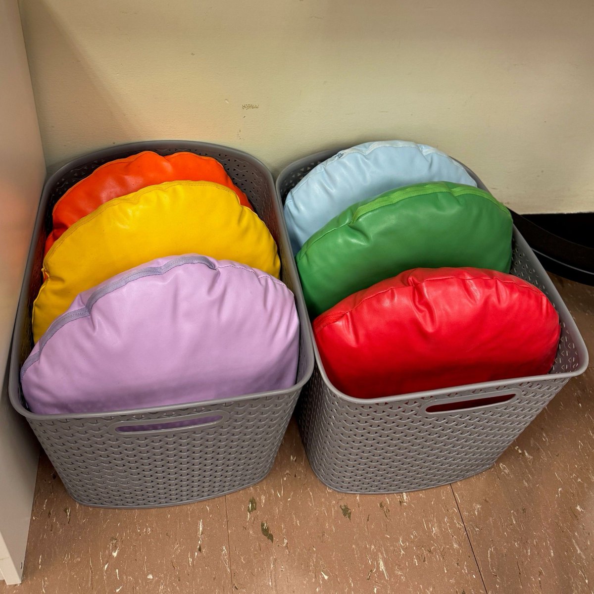 SouthFayetteEA's tweet photo. Jaclyn Berthney built a flexible seating classroom, stools, rockers, cushions, lap desks, carpet space, through personal purchases and grant funding. Different learners, different needs, different seats. 💚🪑 #SouthFayetteEA #WeAreSFEA #AsLongAsItTakes #Solidarity #FirstGrade https://t.co/BNbJCpEA8q