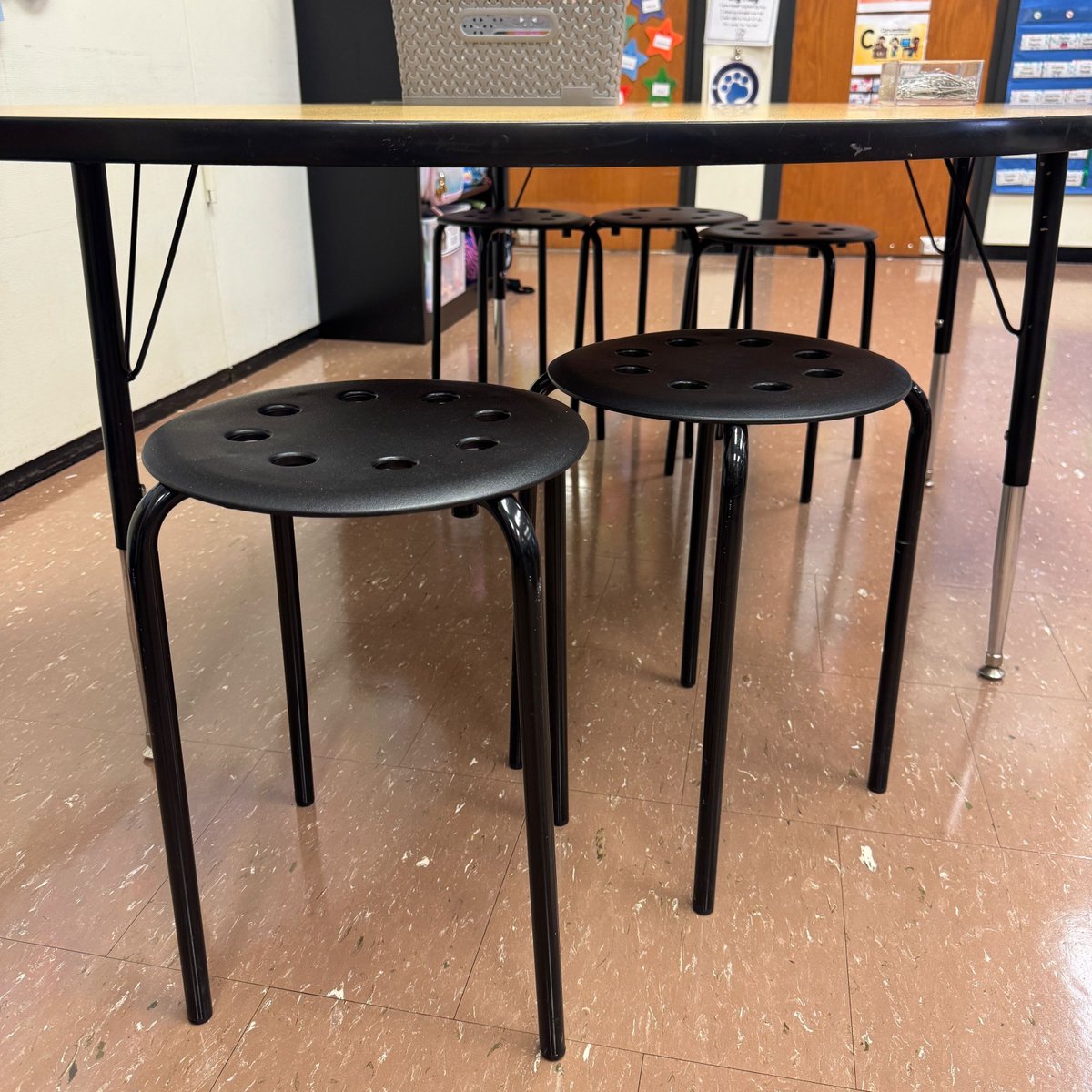 SouthFayetteEA's tweet photo. Jaclyn Berthney built a flexible seating classroom, stools, rockers, cushions, lap desks, carpet space, through personal purchases and grant funding. Different learners, different needs, different seats. 💚🪑 #SouthFayetteEA #WeAreSFEA #AsLongAsItTakes #Solidarity #FirstGrade https://t.co/BNbJCpEA8q