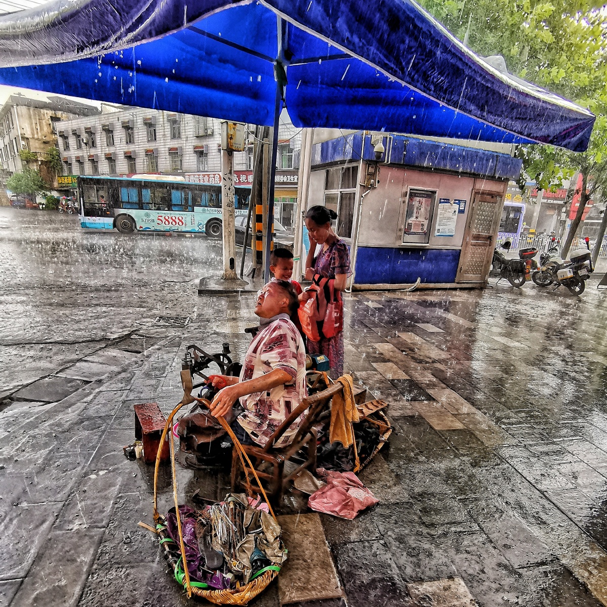 cotte648420's tweet photo. Rainy afternoon, the old street’s awning kept the drizzle at bay while a barista wiped down the window. Quiet little magic happening in the mundane.， https://t.co/FiMRcEX9tV