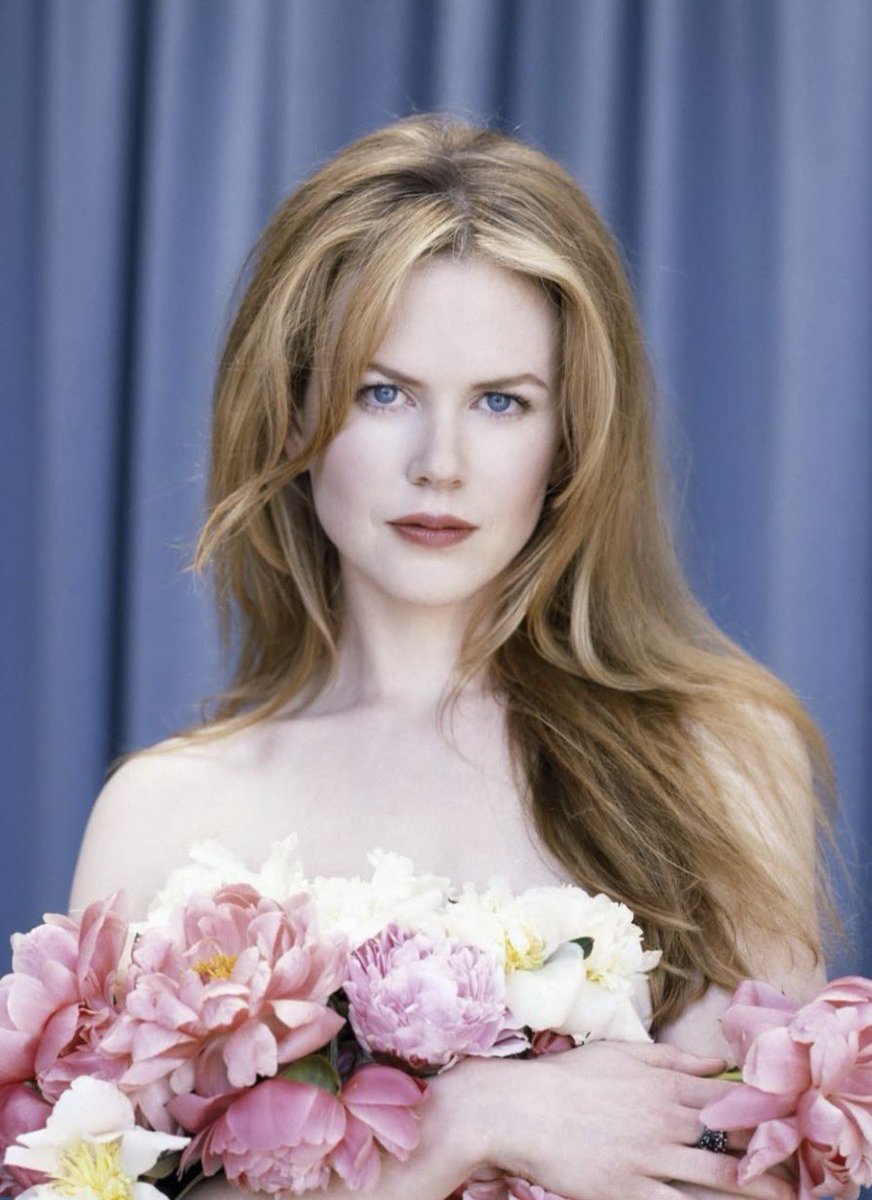 babybritained's tweet photo. i just can’t believe nicole kidman is real how can someone look this gorgeous https://t.co/gRm6KLx2hd