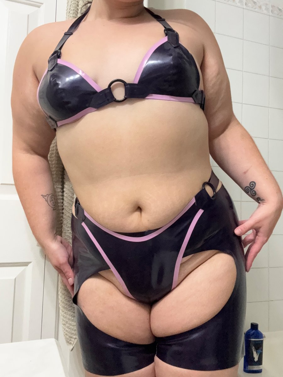 LiaRose_xo's tweet photo. Custom purple latex! Need more already. Next up dress/skirt ✨ https://t.co/Qw1LSY90qi
