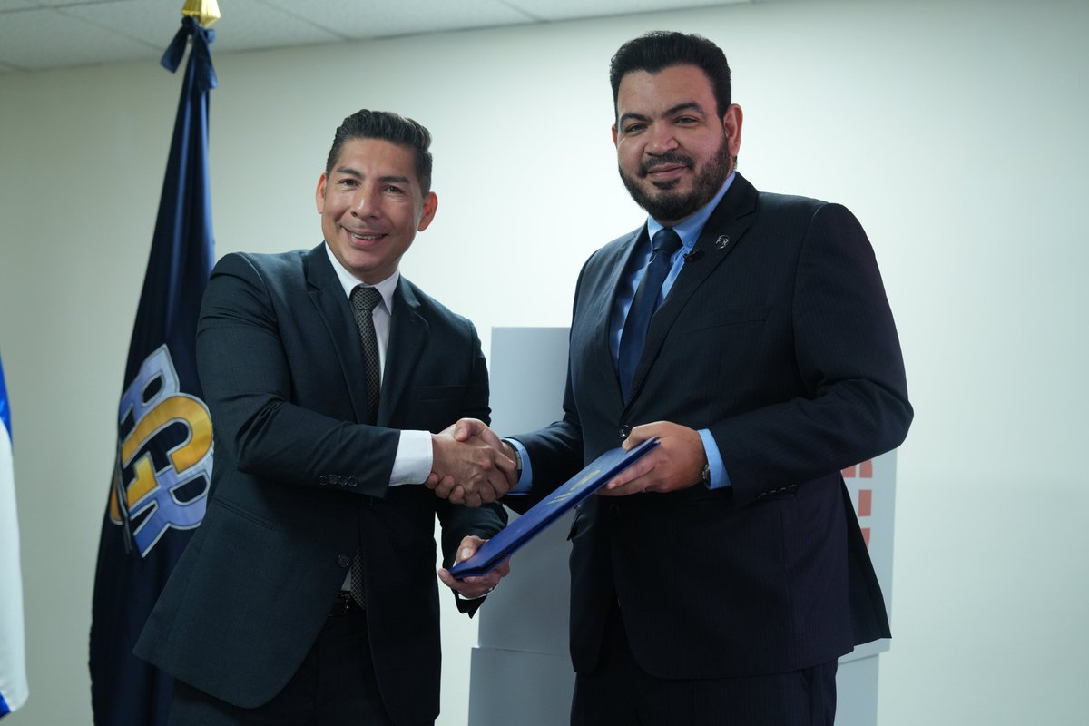 PGR_SV's tweet photo. Durante el acto inaugural se entregó una Carta de Colaboración entre #PGR y Fortinet, fortaleciendo la cooperación en materia de modernización y protección digital de nuestras instituciones. https://t.co/HSqDx9JwB1