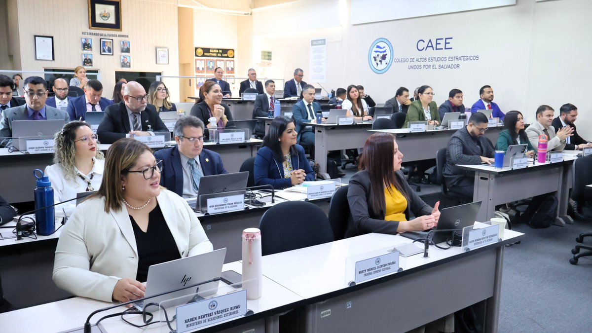 AdrianaMiraSV's tweet photo. Hoy compartí nuestra experiencia con los estudiantes del Curso de Seguridad y Desarrollo Nacional 2026 del Colegio de Altos Estudios Estratégicos (CAEE), a través de la ponencia titulada "El campo de acción diplomático de la Defensa Nacional". 🇸🇻🤝 https://t.co/8hLjb91mxN