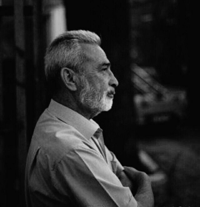 _zeze_ee's tweet photo. Akşam eve yorgun ve yufka
yüreğimi sorgulamış olarak dönmeme rağmen
hava karardığı zaman
kol kanat germiş bir vaziyette durmuyor
sorgulayıcı bir edayla sarıyordu üstümü çatı
dişiyle tırnağıyla diyorlardı
dişiyle tırnağıyla ne
savaş vardı
istenilmeyen her şey yakındı.

İsmet ÖZEL https://t.co/tfzn3YcUbC