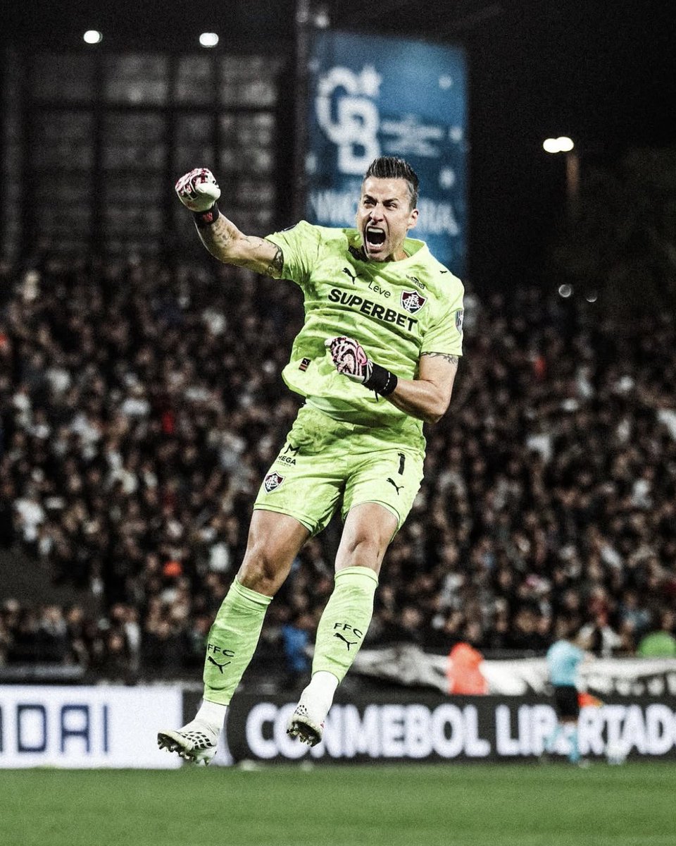 FluminenseFC's tweet photo. FÁBIO ES-PE-TA-CU-LAR!

Nosso HERÓI dando o nome mais uma vez!

📸: CONMEBOL https://t.co/N4b39yHtHb