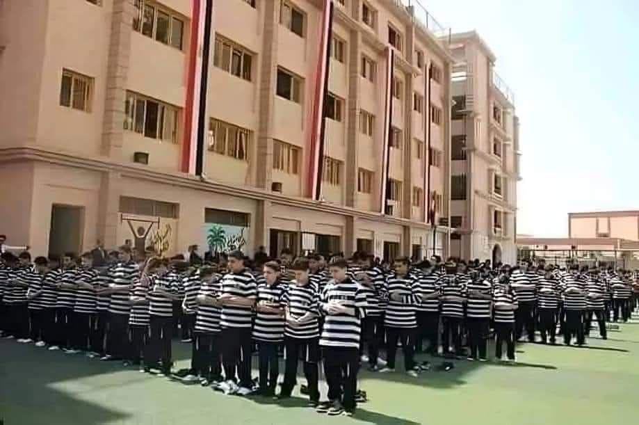 SabrieenR's tweet photo. فن إختيار الزى المدرسى 😂
مش متخيلة منظر الطلاب دول عامل إزاى وهما ماشيين فى الشارع 😂 https://t.co/2HEMNtnqHT