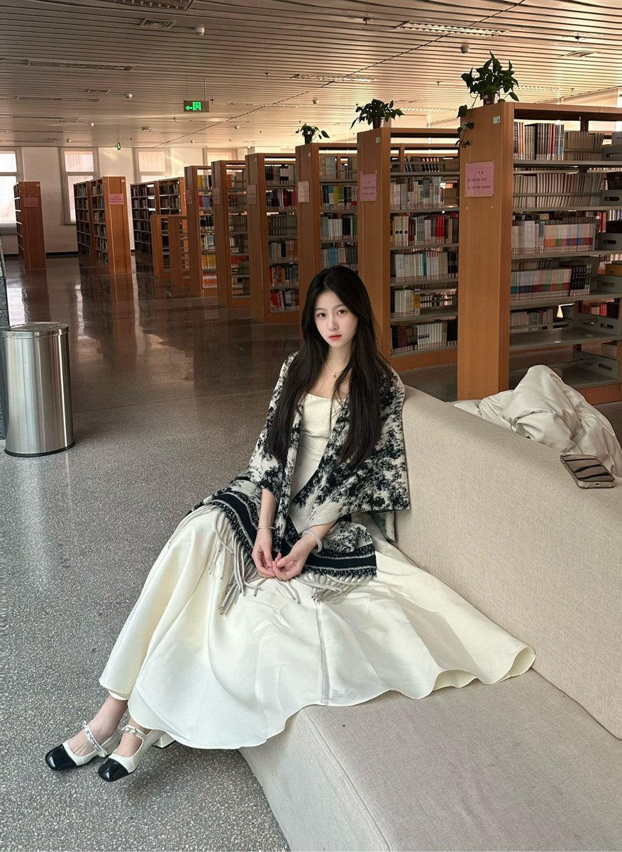 sunnl595594's tweet photo. Spent 10 mins hiding from my prof in the library’s study nook ‘cause I showed up 2 mins late to group presentation… guess I’m now the “quiet guy who hates public speaking” in the class group chat https://t.co/xwmMJ5Yp0w