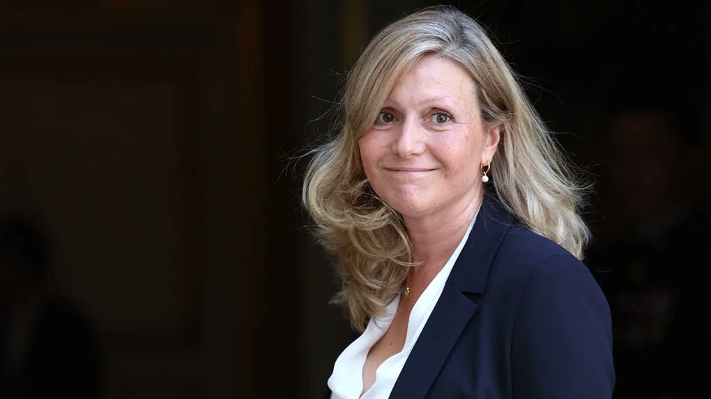 BastionMediaFR's tweet photo. 🔴🇫🇷 𝗙𝗟𝗔𝗦𝗛 𝗜𝗡𝗙𝗢 — Yaël Braun-Pivet persiste et juge « vital pour la démocratie » le projet de nouveau pavillon d’accueil de l’Assemblée nationale, estimé à 53 MILLIONS D’EUROS.

Le projet prévoit notamment la destruction de l’actuel pavillon accolé au Palais-Bourbon, remplacé par un bâtiment doté d’une façade en verre, ainsi que l’aménagement d’espaces souterrains.

« J’en ai marre de dire non à des enfants qui veulent venir visiter l’Assemblée nationale », a déclaré Yaël Braun-Pivet pour défendre le projet.

Plus de 150 000 personnes ont signé une pétition contre le projet, dénoncé notamment pour son coût et son impact architectural. 

(Sources : BFMTV / Fdesouche)