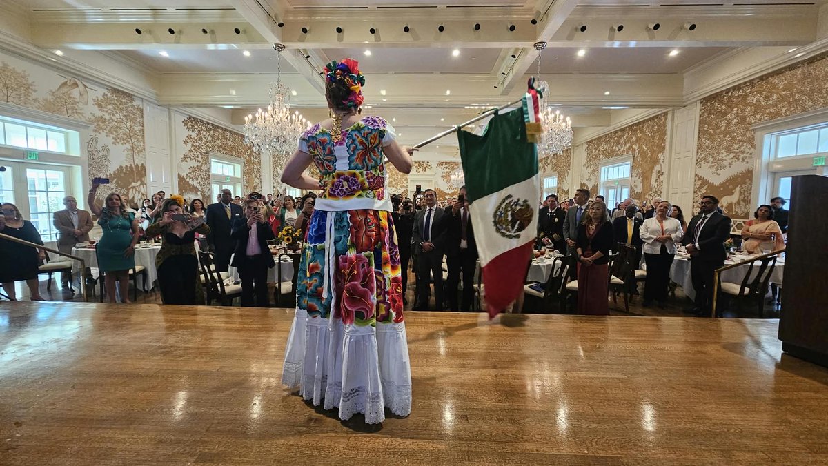 nenaorantes's tweet photo. Our sincere gratitude to  Council Members @MarioforHouston and Joaquin Martinez for the proclamation recognizing September 15 as Mexican Independence Day.
An honor to celebrate with representatives of the Houston Fire Department, Tomás Muñoz, and the HPD, Noé Díaz. https://t.co/f5X2WQd60z