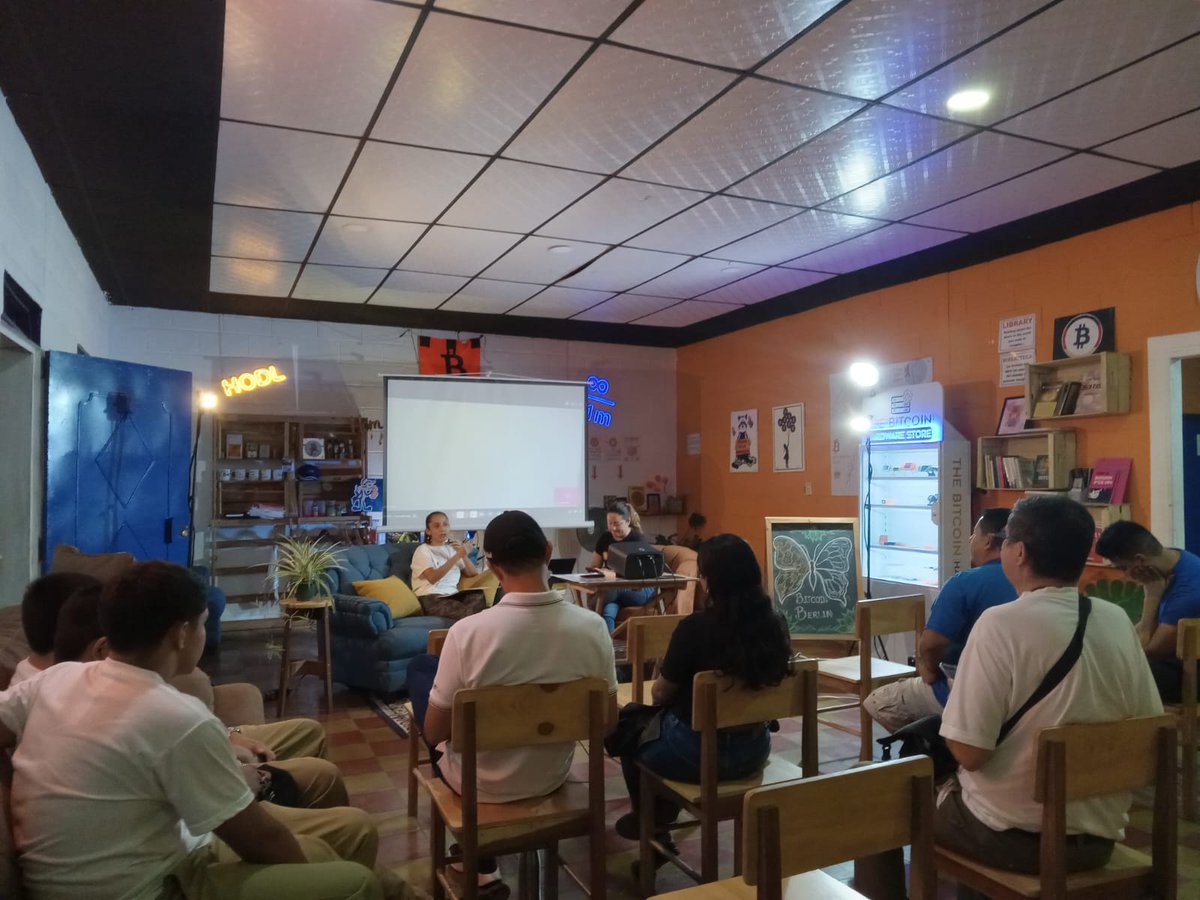 FBI_Bitcoin's tweet photo. Una economía circular no se construye de un día para otro.

Se construye cuando vecinos, comerciantes y educadores trabajan con un objetivo común.

Ese es el camino que viene recorriendo @BitcoinBerlinSV en El Salvador, impulsando el uso cotidiano de Bitcoin desde su comunidad. ���