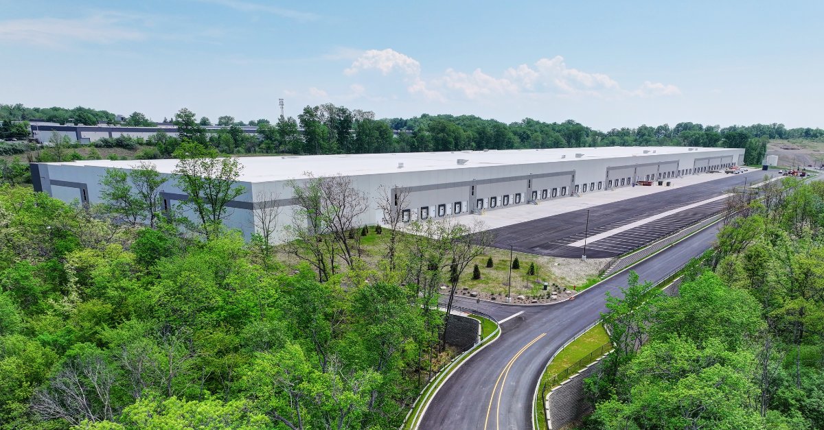 NELogisticsInd's tweet photo. Convenience? Just off I-84 in N.Y.'s Lower #HudsonValley. Access? Reach 47M consumers within a 4hr drive. Loading capacity? Parking? Pre-built #offices? Check, check & check. Crow Holdings Development’s Golden Triangle #Logistics Center in #OrangeCounty is ready for #occupancy... https://t.co/95P6TL8cUC